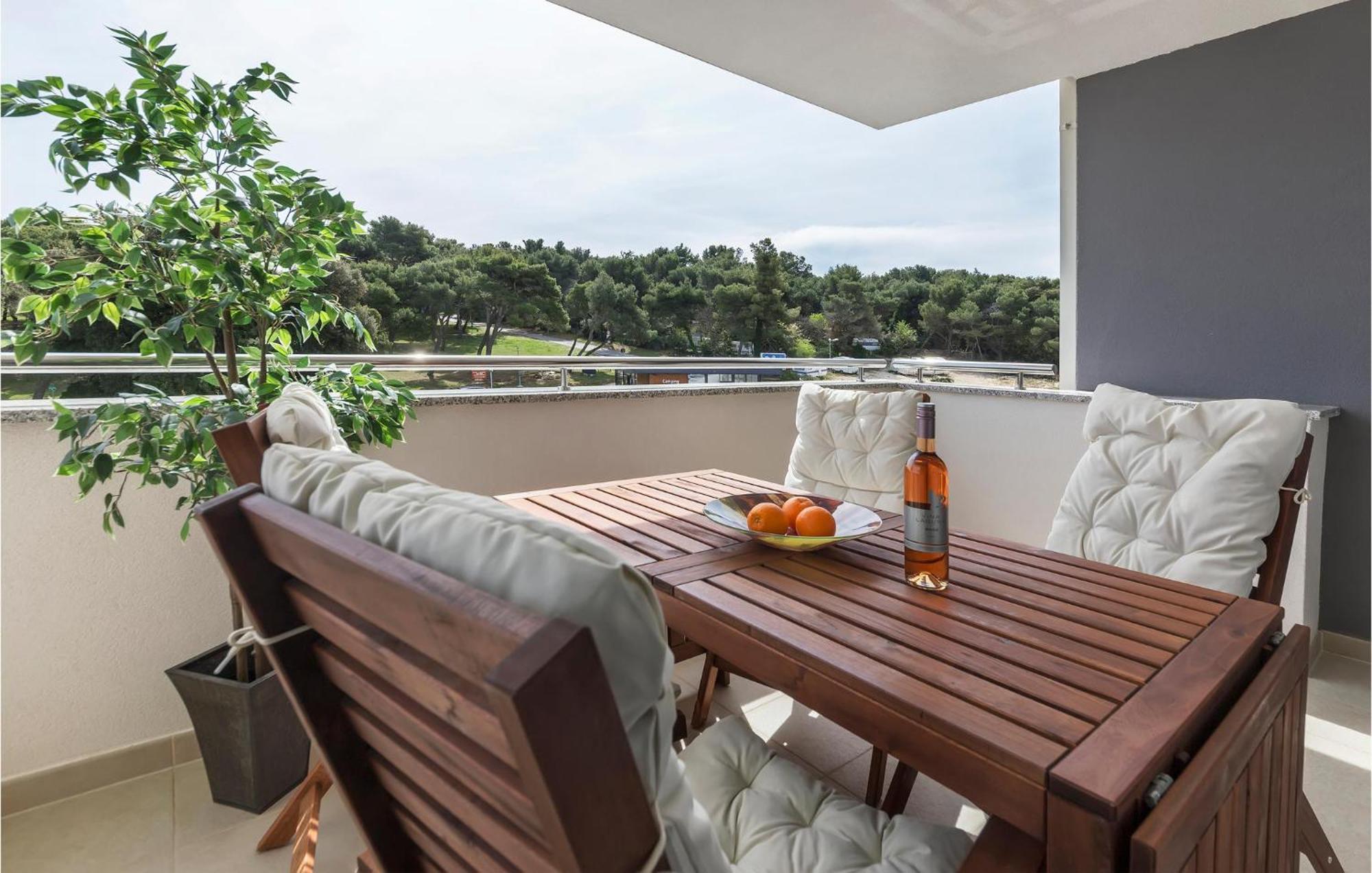 Amazing Apartment In Premantura With Kitchen Kültér fotó